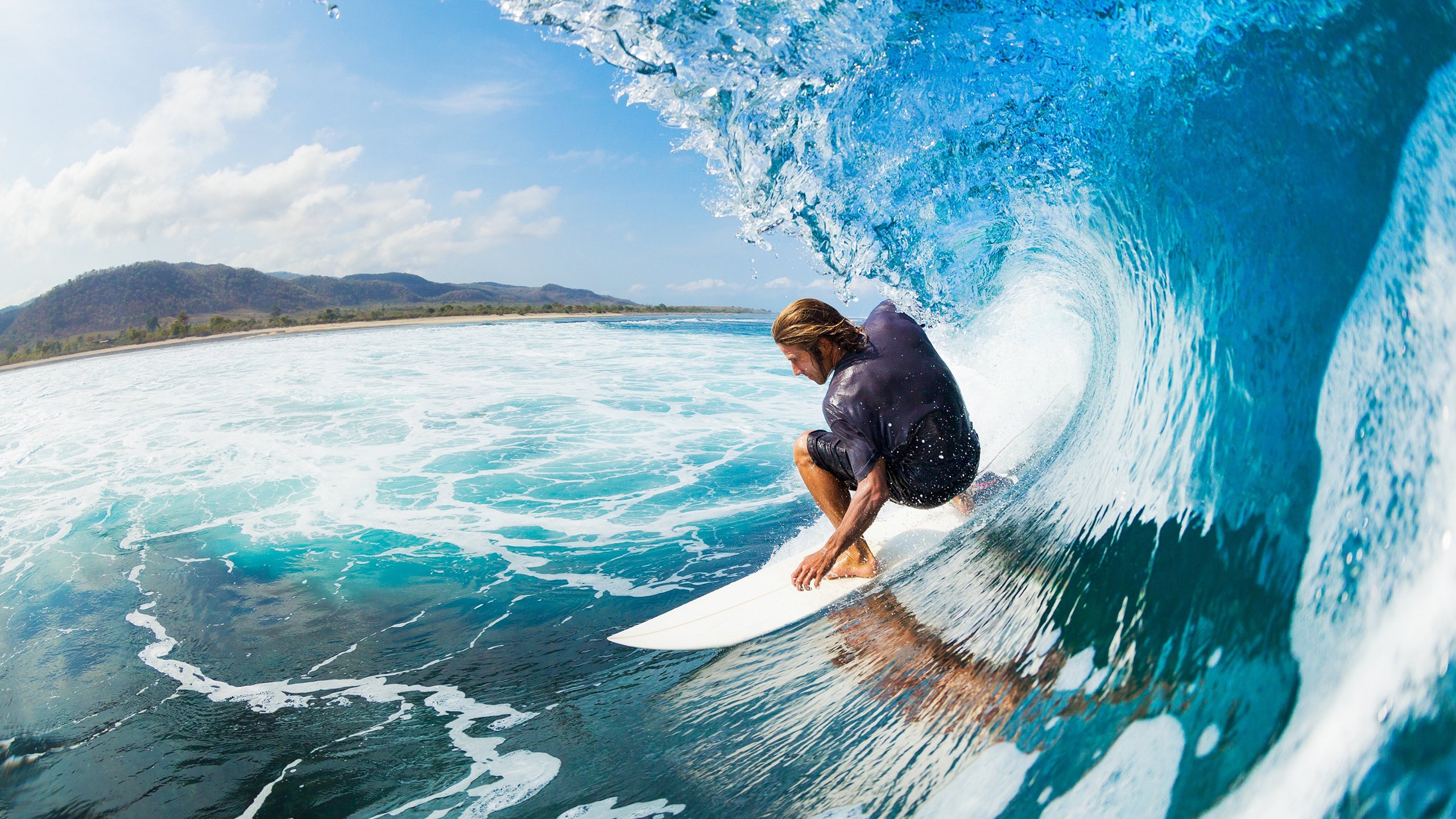 滑雪公开赛专业组选手挑战高难度动作，滑雪竞赛