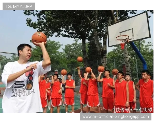 球队在训练营组织“反击快传”竞赛，传球速度与准确率双提升